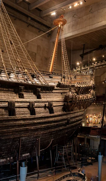 Stockholm, Švédsko-20. dubna 2019: stará plachetní loď Vasa. Muzeum Vasa ve Stockholmu. Pohled na palubu lodi se zbraněmi-okna na střelbu — Stock fotografie