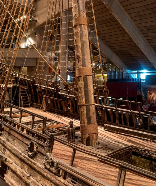 Stockholm, İsveç - 20 Nisan 2019: Eski yelkenli gemi Vasa. Stockholm'deki Vasa Müzesi. Geminin güvertesinin görünümü — Stok fotoğraf