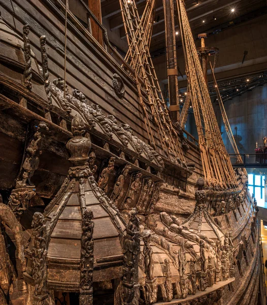 Estocolmo, Suecia - 20 de abril de 2019: Antiguo velero Vasa. Museo Vasa en Estocolmo. Vista desde la popa uarablya. Adornos de madera tallada — Foto de Stock