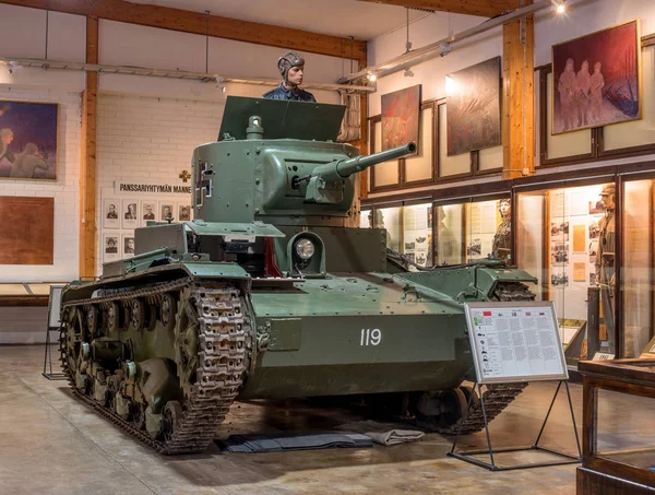 Parola, Finlandiya - 2 Mayıs 2019: Parola şehrinde tank müzesi. Sovyet tankı T-26. Bu kopya Kış Savaşı sırasında Fin ordusu tarafından ele geçirildi. — Stok fotoğraf