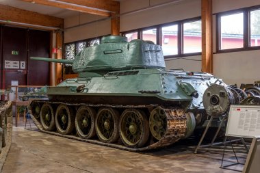 Parola, Finlandiya - 2 Mayıs 2019: Parola şehrinde tank müzesi. Sovyet tankı T-34-85. Bu kopya Kış Savaşı sırasında Fin ordusu tarafından ele geçirildi.