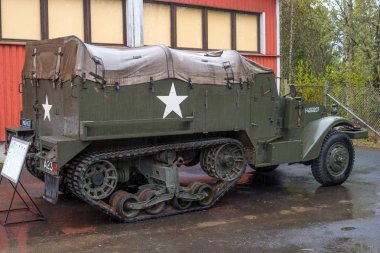 Parola, Finlandiya - 2 Mayıs 2019: Parola şehrinde tank müzesi. Amerikan askeri aracı paletli tekerlekler üzerinde