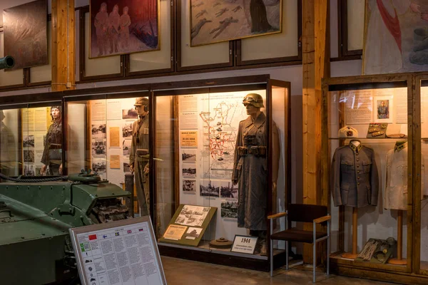 Parola, Finland-2 mei 2019: Tank Museum in de stad parola. In de ramen, mannequins in de vorm van militaire Finse leger — Stockfoto