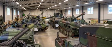 Parola, Finlandiya - 2 Mayıs 2019: Parola şehrinde tank müzesi. Pavyon 2'de müzenin sergileniyor