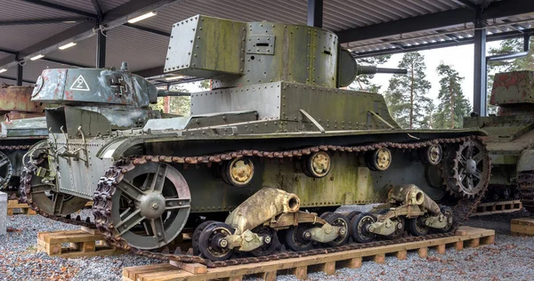Parola, Finlandiya - 2 Mayıs 2019: Parola şehrinde tank müzesi. Sovyet tankı T-26. Bu kopya Kış Savaşı sırasında Fin ordusu tarafından ele geçirildi. — Stok fotoğraf