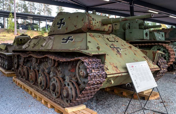 Parola, Finlandiya - 2 Mayıs 2019: Parola şehrinde tank müzesi. Sovyet tankı T-50. Bu kopya Kış Savaşı sırasında Fin ordusu tarafından ele geçirildi. — Stok fotoğraf