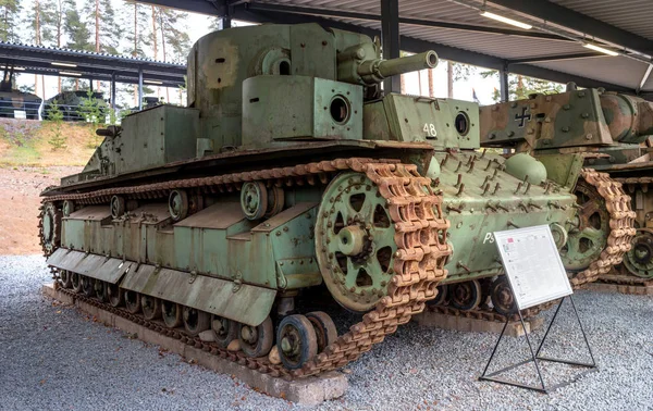 Parola, Finlandiya - 2 Mayıs 2019: Parola şehrinde tank müzesi. Sovyet tankı T-28. Bu kopya Kış Savaşı sırasında Fin ordusu tarafından ele geçirildi.. — Stok fotoğraf