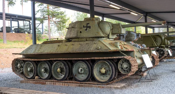 Parola, Finlandiya - 2 Mayıs 2019: Parola şehrinde tank müzesi. Sovyet tankı T-34-76. Bu kopya İkinci Dünya Savaşı sırasında Fin ordusu tarafından ele geçirildi — Stok fotoğraf