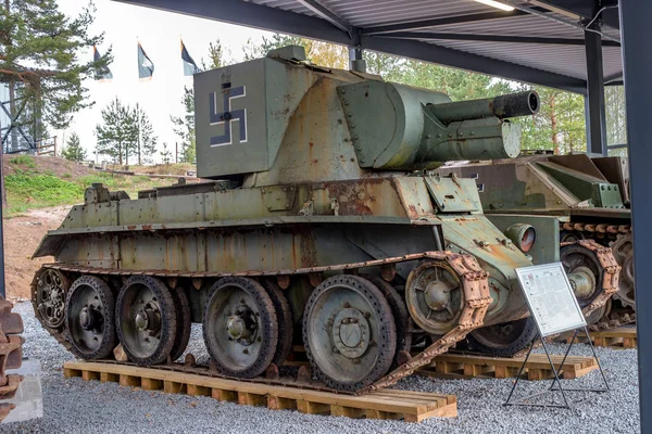 Parola, Finlandiya - 2 Mayıs 2019: Parola şehrinde tank müzesi. Sovyet tankı Bt-42. Bu kopya İkinci Dünya Savaşı sırasında Fin ordusu tarafından ele geçirildi — Stok fotoğraf