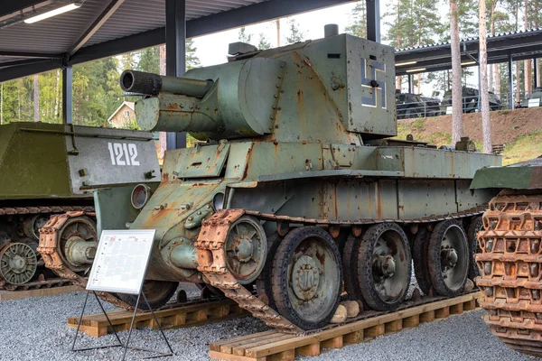 Parola, Finlandiya - 2 Mayıs 2019: Parola şehrinde tank müzesi. Sovyet tankı Bt-42. Bu kopya İkinci Dünya Savaşı sırasında Fin ordusu tarafından ele geçirildi — Stok fotoğraf