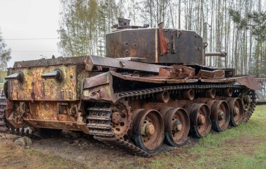 Parola, Finlandiya - 2 Mayıs 2019: Parola şehrinde tank müzesi. İkinci Dünya Savaşı İngiliz orta seyir tankı - Kuyruklu yıldız. Eski paslı tank