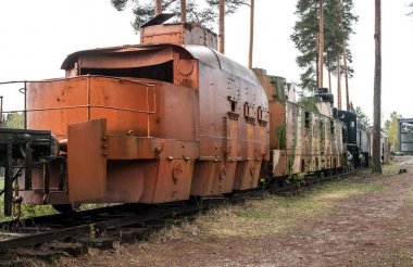 Parola, Finlandiya - 2 Mayıs 2019: Parola şehrinde tank müzesi. Zırhlı tren. Savaşa hazırlık ta silahlar