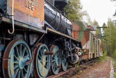 Parola, Finlandiya - 2 Mayıs 2019: Parola şehrinde tank müzesi. Zırhlı tren. Motorun tekerleklerinden görünüm. Savaşa hazırlık ta silahlar