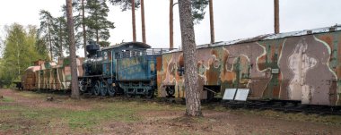 Parola, Finlandiya - 2 Mayıs 2019: Parola şehrinde tank müzesi. Zırhlı tren. Savaşa hazırlık ta silahlar
