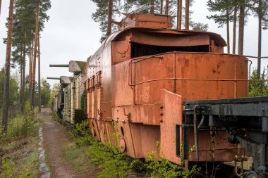 Parola, Finlandiya - 2 Mayıs 2019: Parola şehrinde tank müzesi. Zırhlı tren. Savaşa hazırlık ta silahlar