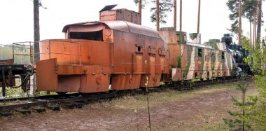 Parola, Finlandiya - 2 Mayıs 2019: Parola şehrinde tank müzesi. Zırhlı tren. Savaşa hazırlık ta silahlar