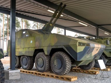 Parola, Finlandiya - 2 Mayıs 2019: Parola şehrinde tank müzesi. Patria şasiye dayalı Fin harç montajı