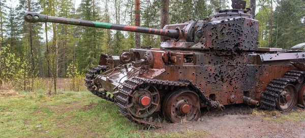 Parola, Finlandia-2 maja 2019: Muzeum czołgów w mieście Parola. Cel czołgu w miejscu. Pancerz ma otwory z pociskami i pociskami — Zdjęcie stockowe