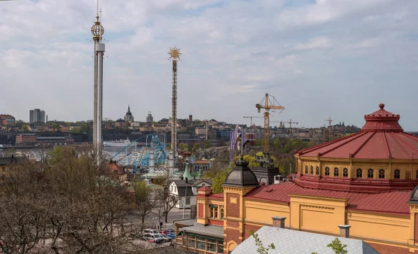 Vista del parco divertimenti Grona Lund a Djurgarden e dell'edificio del circo. Dal parco Skansen. Stoccolma, Svezia — Foto Stock