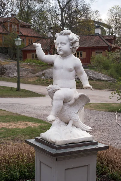 Estocolmo, Suécia - 30 de abril de 2019: Skansen é um museu ao ar livre. As esculturas no desenho do jardim de Carl Linnaeus — Fotografia de Stock