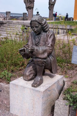 Stockholm, İsveç - 30 Nisan 2019: Skansen bir açık hava müzesidir. Carl Linnaeus Heykeli