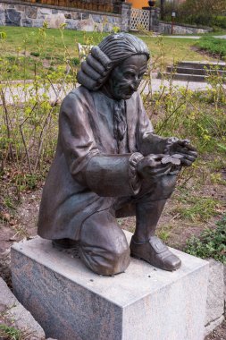Stockholm, İsveç - 30 Nisan 2019: Skansen bir açık hava müzesidir. Carl Linnaeus Heykeli
