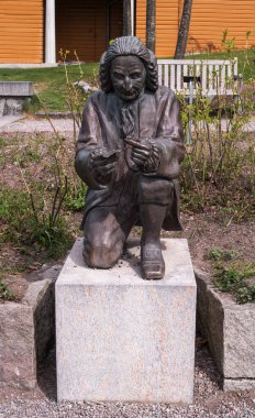 Stockholm, İsveç - 30 Nisan 2019: Skansen bir açık hava müzesidir. Carl Linnaeus Heykeli
