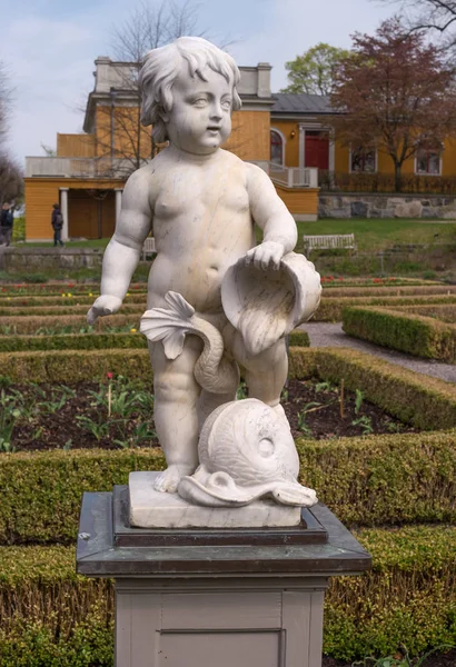 Estocolmo, Suécia - 30 de abril de 2019: Skansen é um museu ao ar livre. As esculturas no desenho do jardim de Carl Linnaeus — Fotografia de Stock