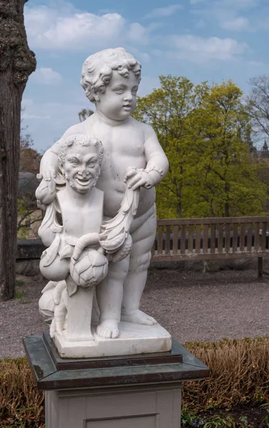 Stockholm, schweden - 30. april 2019: skansen ist ein freilichtmuseum. die skulpturen in der gestaltung des gartens von carl linnaeus — Stockfoto