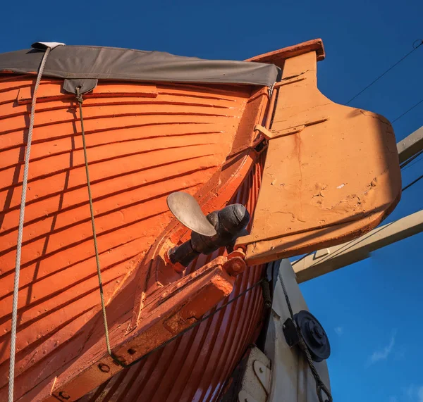 Фрагмент човна Криголам-Красона-. Це-музей корабля. Кіль і гребного гвинта. Човен пофарбована в помаранчевий колір — стокове фото