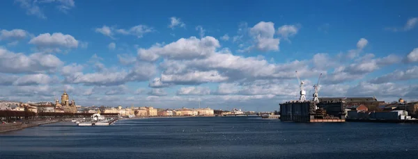 Panorama della Neva dal lato della rompighiaccio Krasin. È un museo navale. Dall'altro lato c'è un bacino galleggiante per la riparazione delle navi. A sinistra - Cattedrale dell'Assunzione — Foto Stock