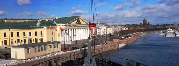 View of the St. Petersburg Mining University and the Neva embankment from the icebreaker-Krasin -. — стоковое фото