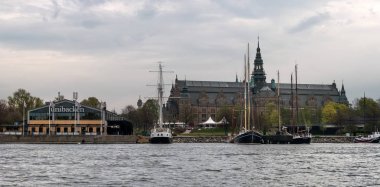 Stockholm, İsveç - 1 Mayıs 2019: Jurgarden Adası - İskandinav Müzesi - İsveç kültürünün tarihi ve modern müzesi ve Astrid Lingren'e adanmış Unibacken müzesi