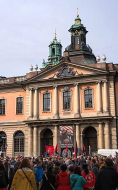 Stockholm, İsveç - 1 Mayıs 2019: Stockholm'de Ilk Mayıs İşçi Bayramı gösterisi. Nobel Müzesi'nde Storstorget Meydanı'nda bir miting.