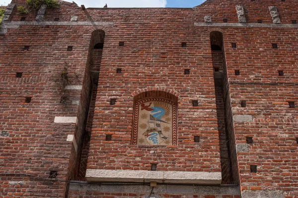 Brasão de armas da família Visconti na parede da Torre de Filarete do Castello Sforzesco em Milão — Fotografia de Stock