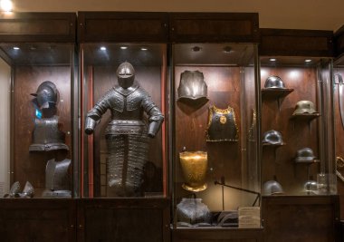 Narva, Estonya - 17 Kasım 2018: Herman kalesinde ortaçağ zırhı sergilenmektedir. Narva Kalesi 13. Şimdi bir şehir müzesi var.