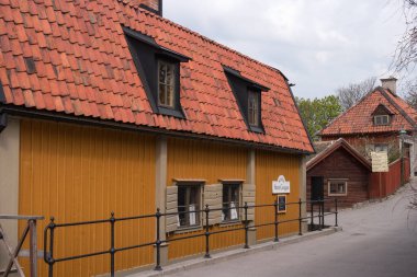 Stockholm, İsveç - 30 Nisan 2019 Skansen, dünyanın en eski açık hava müzesi. Geleneksel İsveç evi