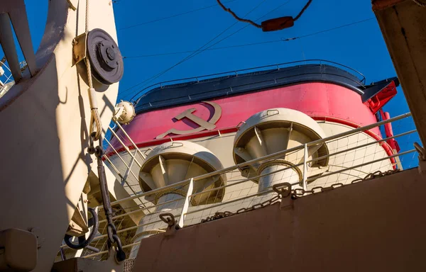 Icebreaker Krasin - view of the chimney. There are many technical elements of the ship in the frame — Stock Photo, Image