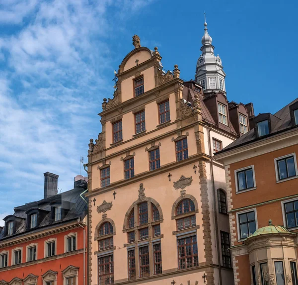 Швеция, Стокгольм, на старой улице в Гамластане. Фрагмент фасада старого дома. Средневековая столица Швеции — стоковое фото