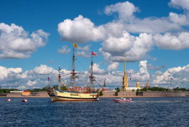 St. Petersburg 'da deniz geçidi. St. Petersburg 'un merkezindeki Neva' da Rus firkateyni Poltava 'ya yelken açıyor. Peter ve Paul Kalesinin Panaroması.