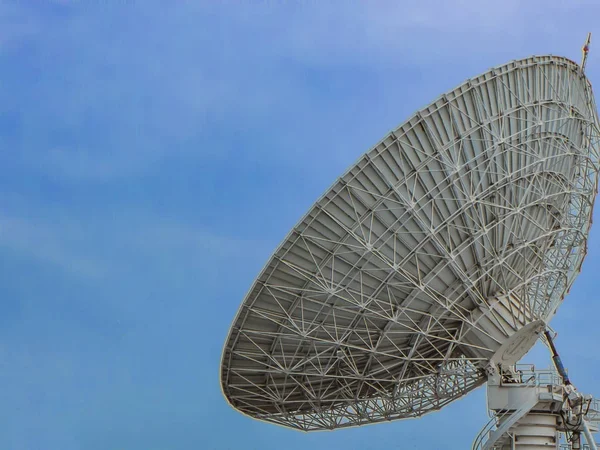 Mavi gökyüzü arka plan üzerinde büyük beyaz uydu