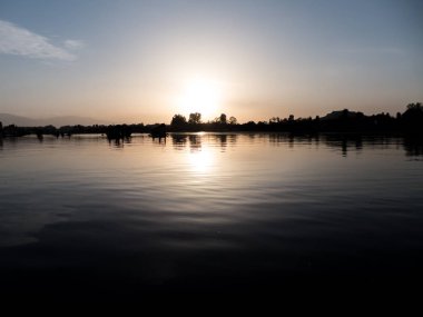 siluet görüntü - Keşmir, Hindistan batımında Nehri'nin görünümü