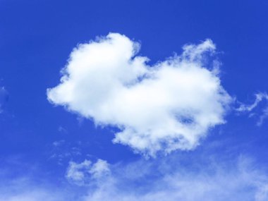 mavi gökyüzü güneşli günde bulut ile