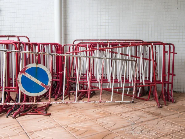 Binanın altında tabela 