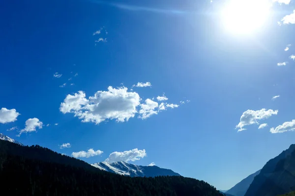 mavi gökyüzü bulutlar arka planda Keşmir, Hindistan ile dağda