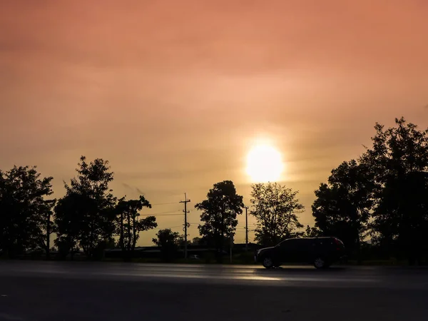 Sylwetka Obrazu Samochód Drodze Drzew Zachodzie Słońca — Zdjęcie stockowe