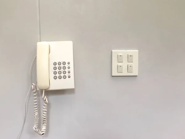 beyaz telefon ve ışık pad beyaz duvara geçiş yapma