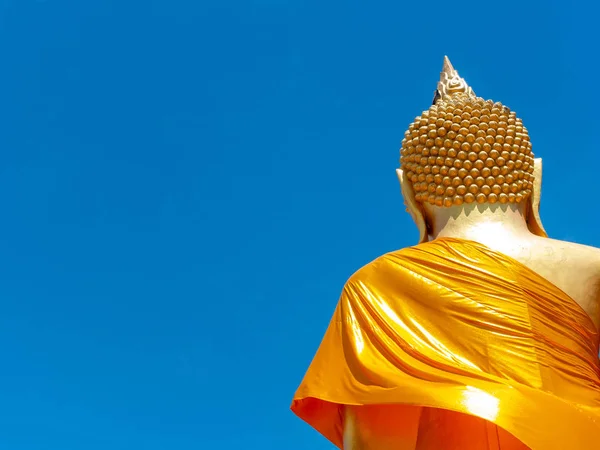 geri Tayland mavi gökyüzü arka plan üzerinde büyük Buda yan
