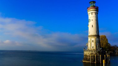 Lindau deniz feneri görünümünü deniz ve mavi gökyüzü arka plan ile Almanya