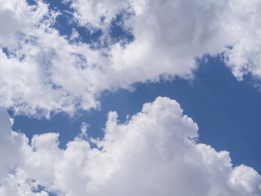 mavi gökyüzü güneşli günde bulut ile